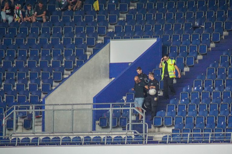 SV Straelen toont zich het veld tijdens bekerkraker met Sankt Pauli