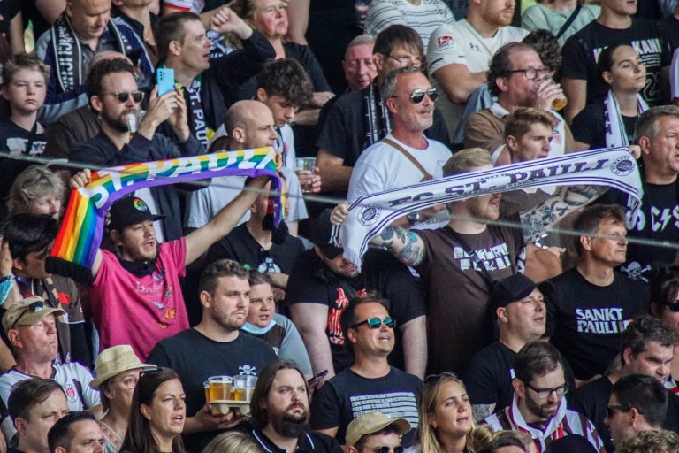 SV Straelen toont zich het veld tijdens bekerkraker met Sankt Pauli