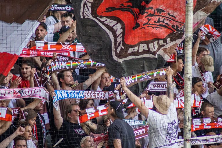 SV Straelen toont zich het veld tijdens bekerkraker met Sankt Pauli