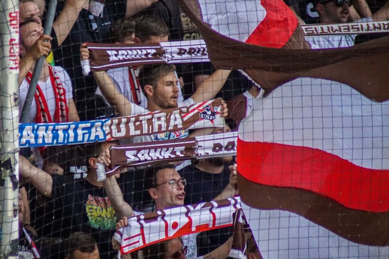 SV Straelen toont zich het veld tijdens bekerkraker met Sankt Pauli
