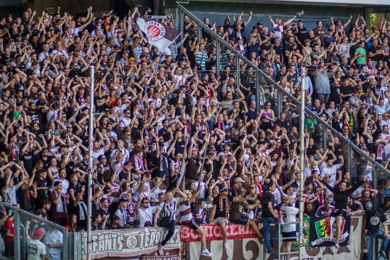 SV Straelen toont zich het veld tijdens bekerkraker met Sankt Pauli