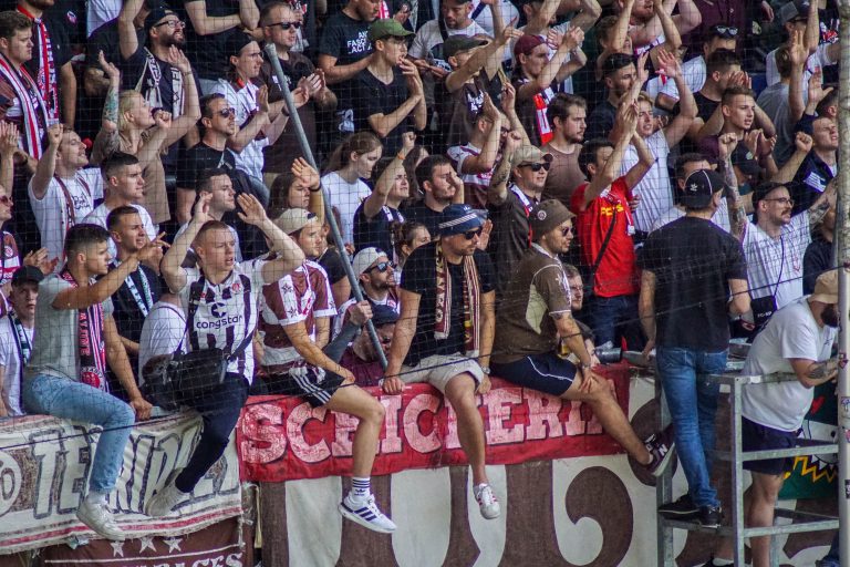 SV Straelen toont zich het veld tijdens bekerkraker met Sankt Pauli
