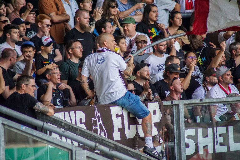 SV Straelen toont zich het veld tijdens bekerkraker met Sankt Pauli