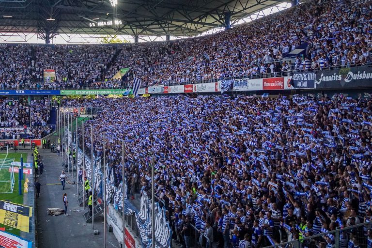 30.000 man op het derde niveau; hete avond bij derby