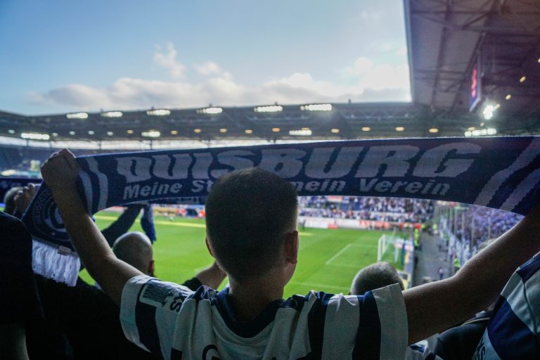 30.000 man op het derde niveau; hete avond bij derby