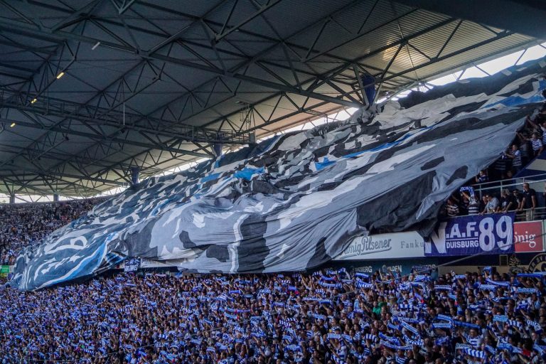 30.000 man op het derde niveau; hete avond bij derby