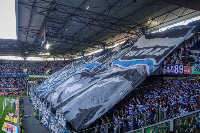 30.000 man op het derde niveau; hete avond bij derby