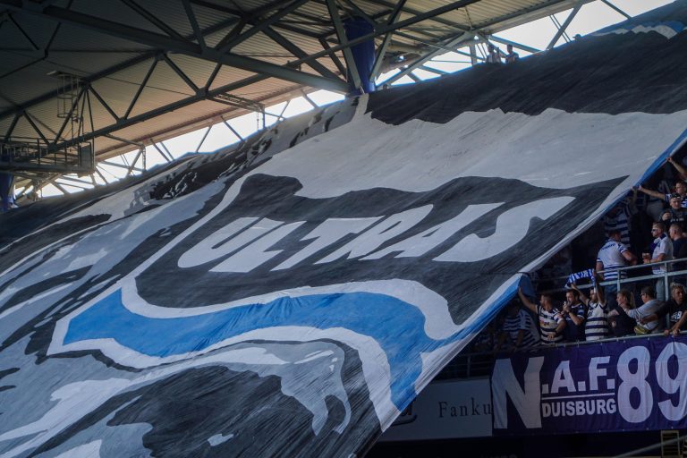 30.000 man op het derde niveau; hete avond bij derby