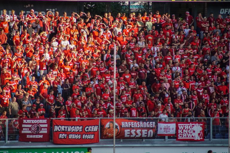 30.000 man op het derde niveau; hete avond bij derby