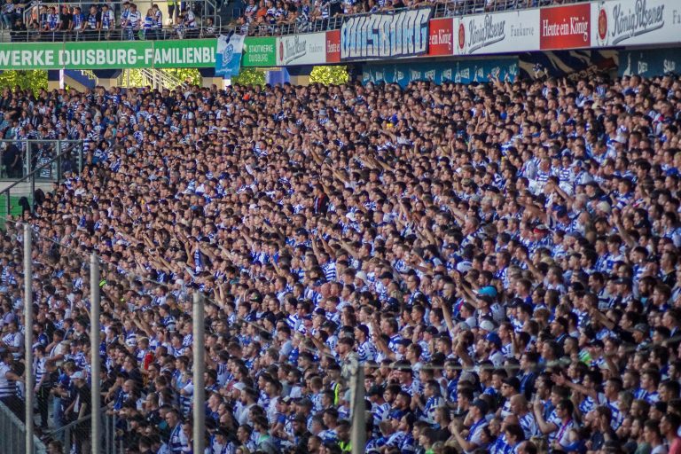 30.000 man op het derde niveau; hete avond bij derby