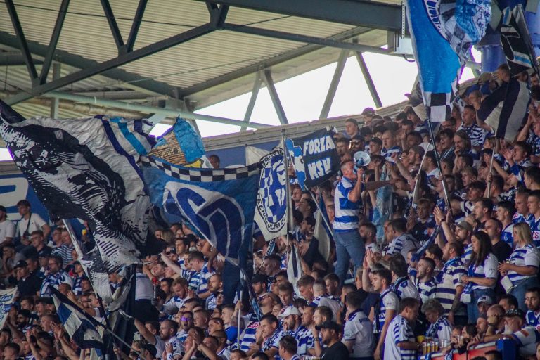 30.000 man op het derde niveau; hete avond bij derby