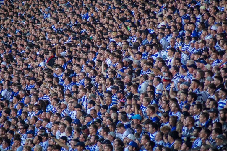 30.000 man op het derde niveau; hete avond bij derby