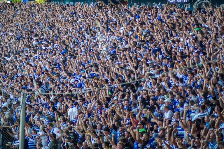 30.000 man op het derde niveau; hete avond bij derby