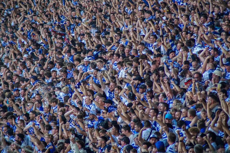 30.000 man op het derde niveau; hete avond bij derby