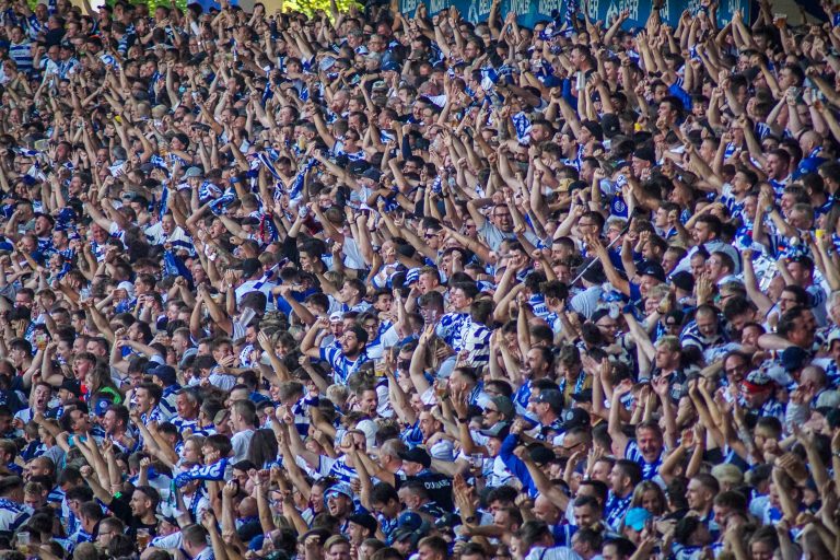 30.000 man op het derde niveau; hete avond bij derby