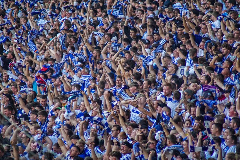 30.000 man op het derde niveau; hete avond bij derby