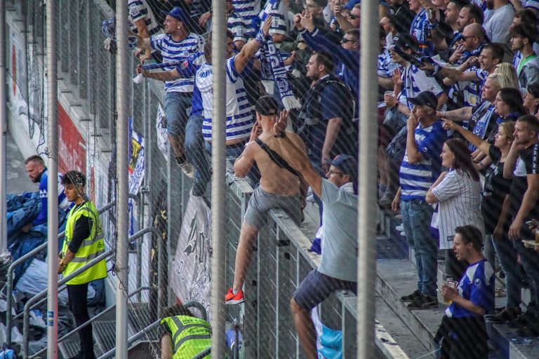 30.000 man op het derde niveau; hete avond bij derby