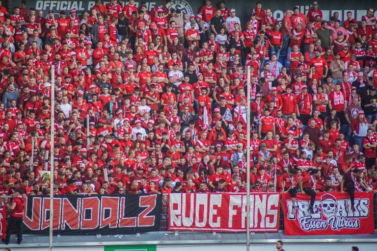 30.000 man op het derde niveau; hete avond bij derby