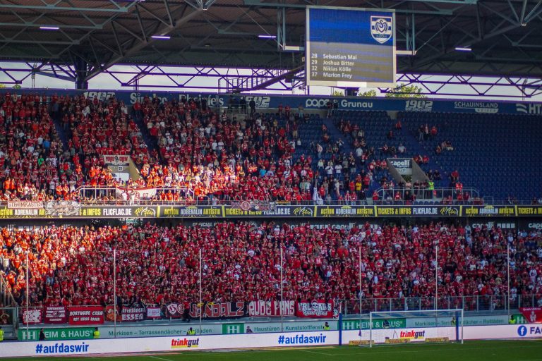 30.000 man op het derde niveau; hete avond bij derby