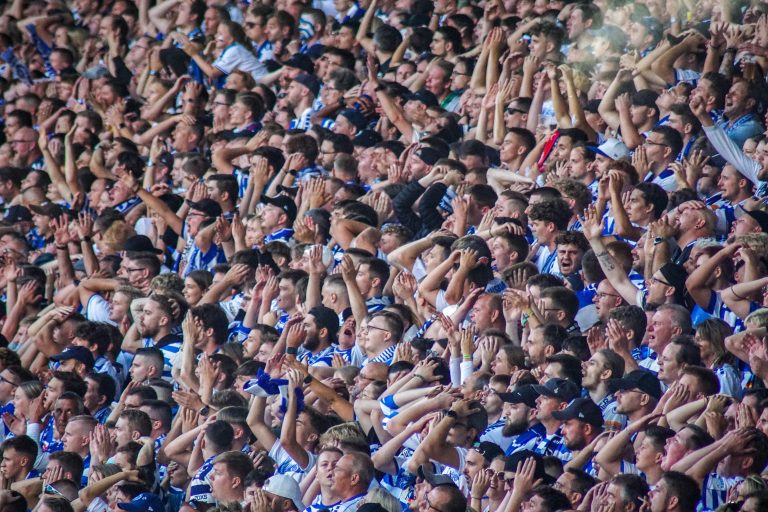 30.000 man op het derde niveau; hete avond bij derby