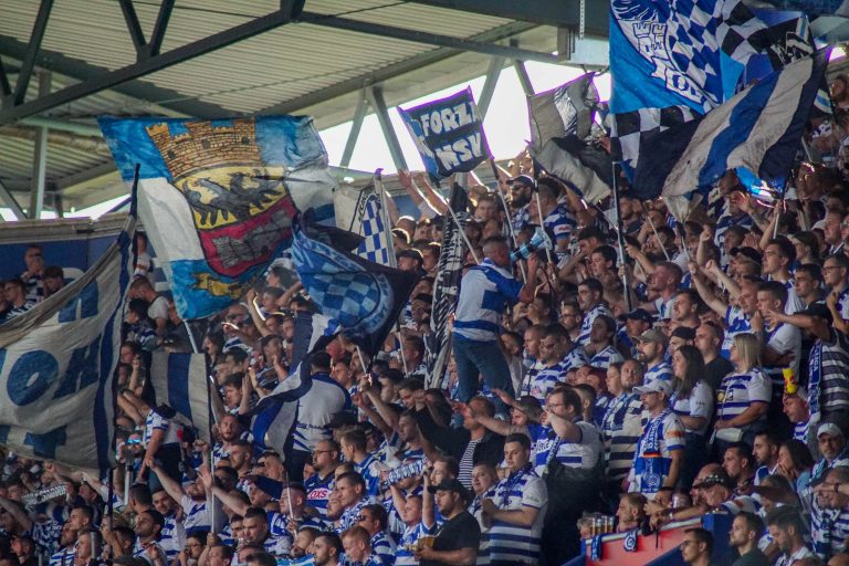 30.000 man op het derde niveau; hete avond bij derby