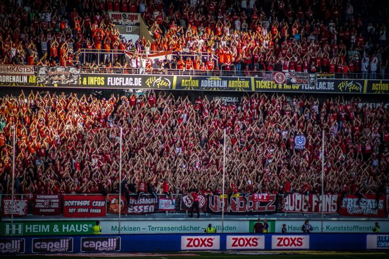 30.000 man op het derde niveau; hete avond bij derby