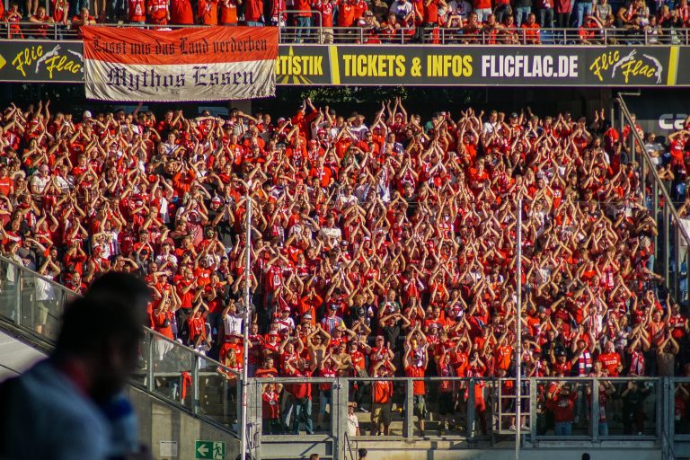 30.000 man op het derde niveau; hete avond bij derby