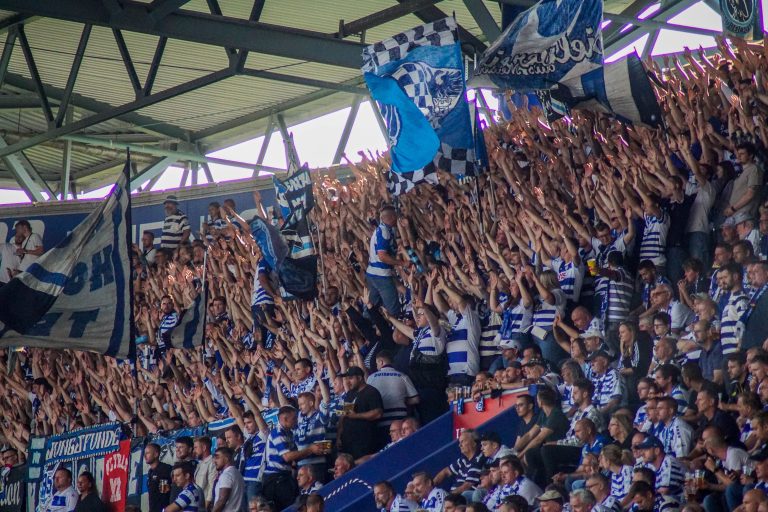 30.000 man op het derde niveau; hete avond bij derby