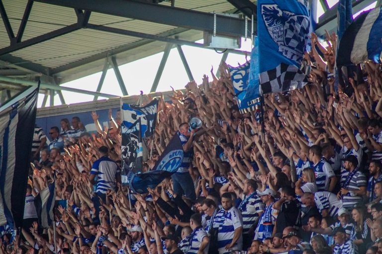 30.000 man op het derde niveau; hete avond bij derby