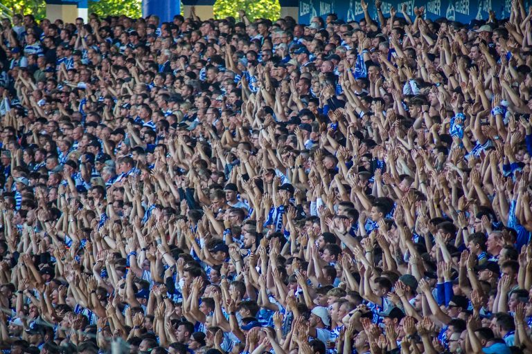 30.000 man op het derde niveau; hete avond bij derby