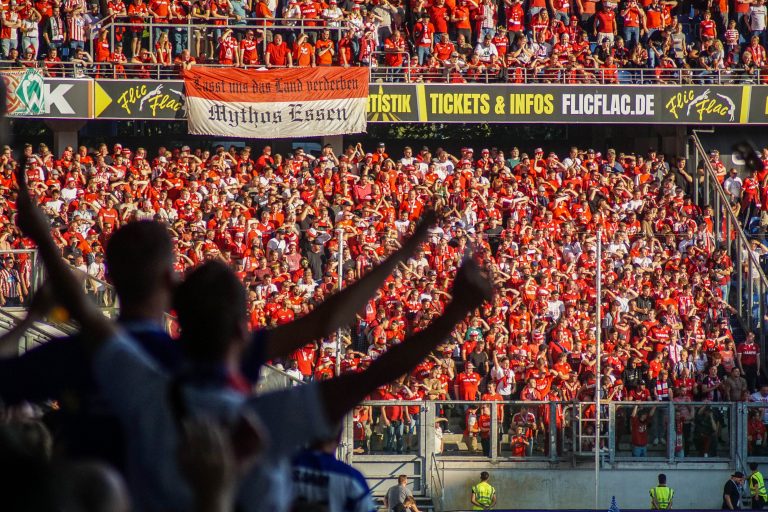 30.000 man op het derde niveau; hete avond bij derby