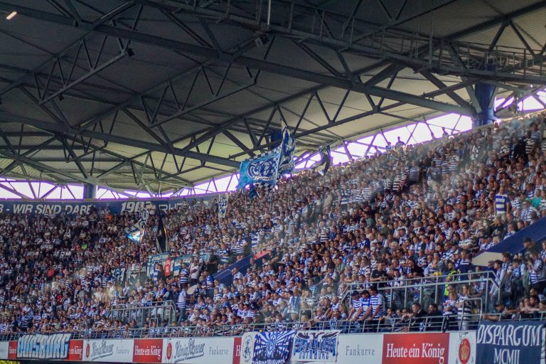 30.000 man op het derde niveau; hete avond bij derby