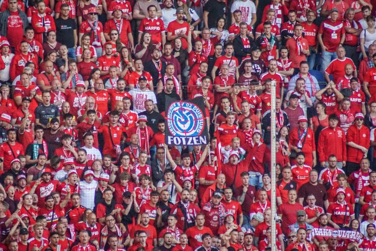 30.000 man op het derde niveau; hete avond bij derby