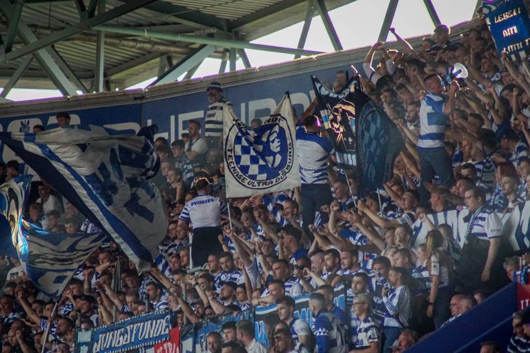 30.000 man op het derde niveau; hete avond bij derby