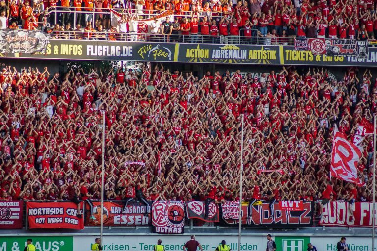 30.000 man op het derde niveau; hete avond bij derby