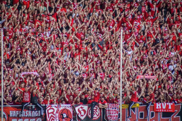 30.000 man op het derde niveau; hete avond bij derby