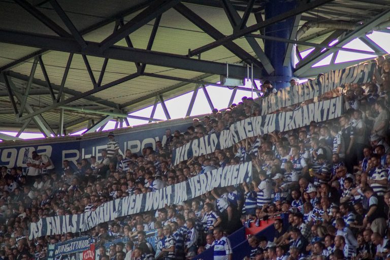 30.000 man op het derde niveau; hete avond bij derby