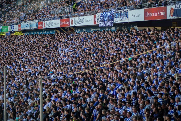 30.000 man op het derde niveau; hete avond bij derby