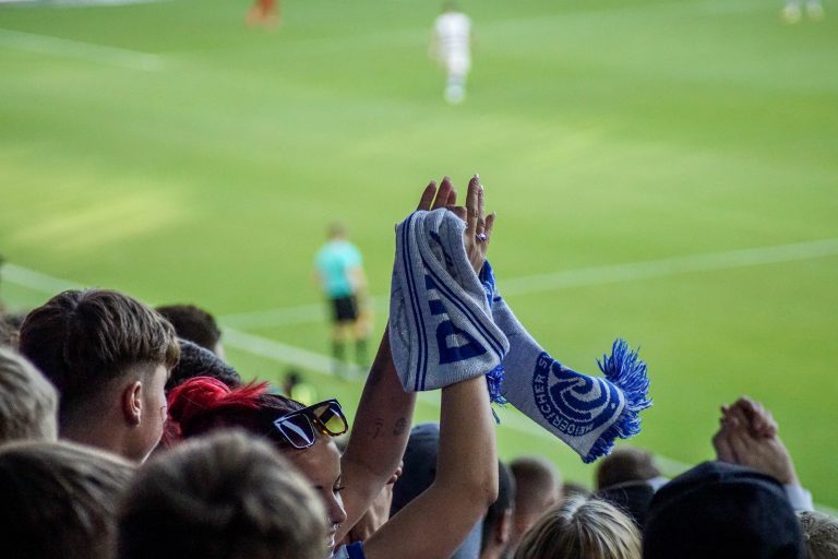 30.000 man op het derde niveau; hete avond bij derby