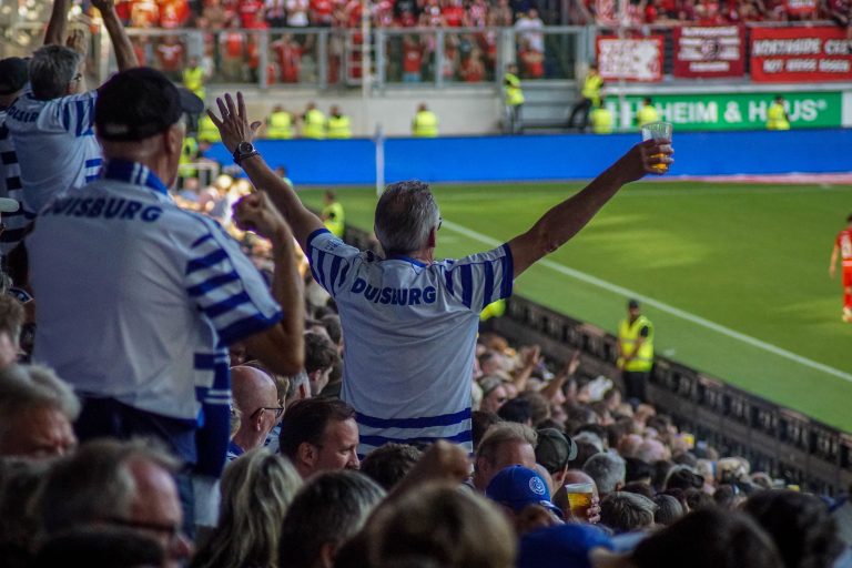 30.000 man op het derde niveau; hete avond bij derby