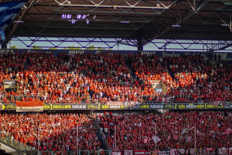 30.000 man op het derde niveau; hete avond bij derby