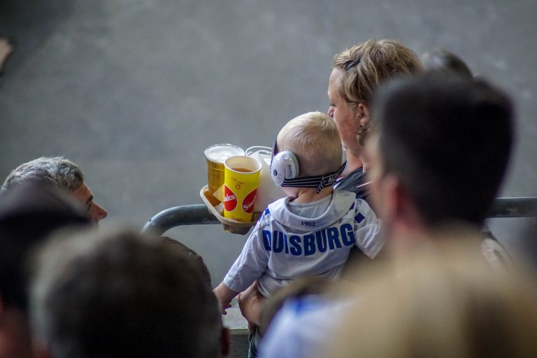 30.000 man op het derde niveau; hete avond bij derby
