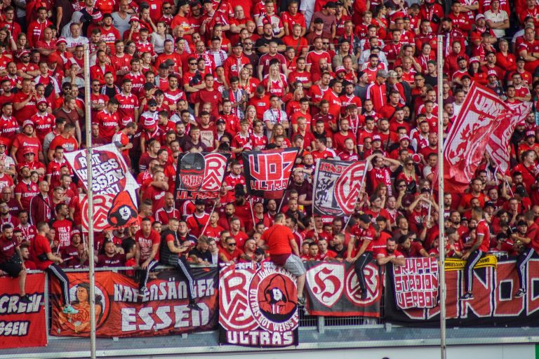 30.000 man op het derde niveau; hete avond bij derby
