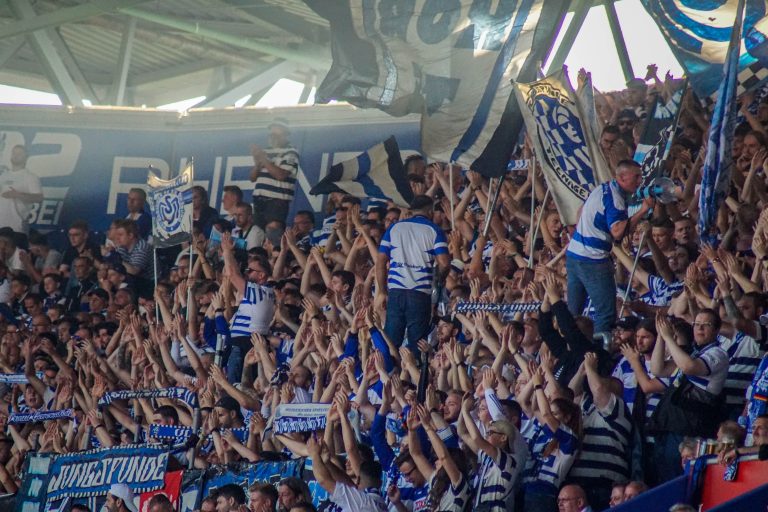 30.000 man op het derde niveau; hete avond bij derby