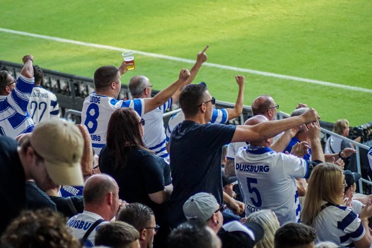 30.000 man op het derde niveau; hete avond bij derby