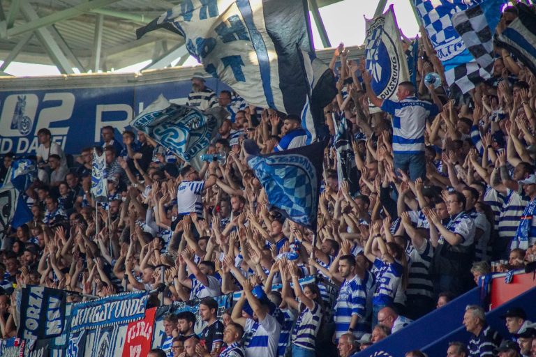 30.000 man op het derde niveau; hete avond bij derby