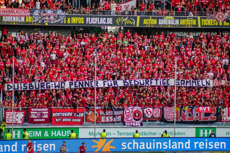 30.000 man op het derde niveau; hete avond bij derby