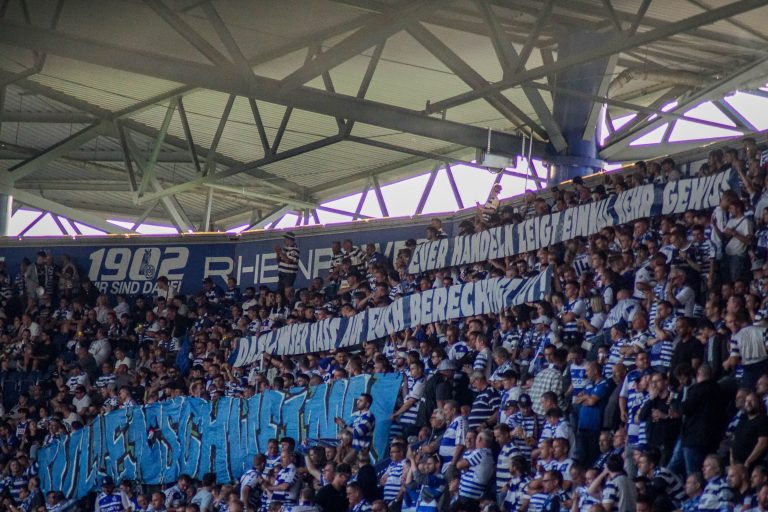 30.000 man op het derde niveau; hete avond bij derby