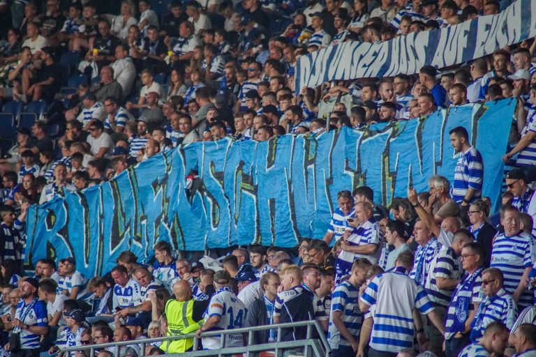 30.000 man op het derde niveau; hete avond bij derby