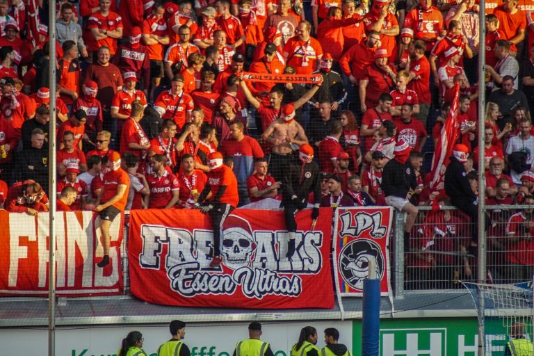 30.000 man op het derde niveau; hete avond bij derby